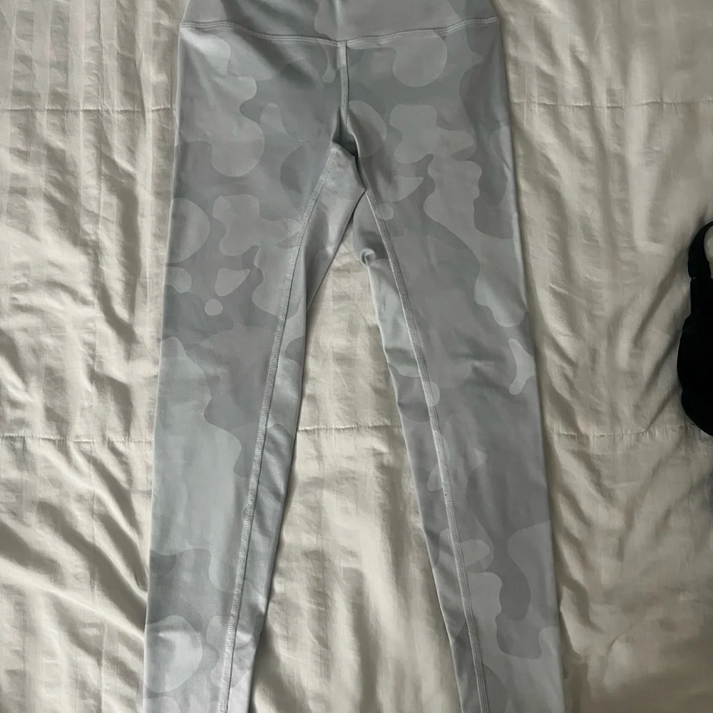 Alo Yoga High-Waist Leggings – Light Camo Gray – Size XS